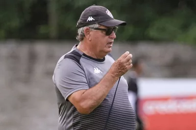 Vitória anuncia retorno do técnico Geninho