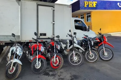 PRF encontra seis motocicletas adulteradas em compartimento de carga de caminhão baú