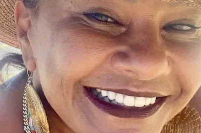 Solange Couto posa de fio dental na praia e recebe elogios