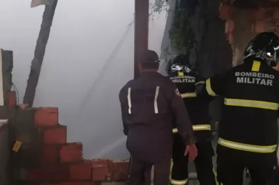 Prédio pega fogo em Camaçari e outros três precisam ser evacuados