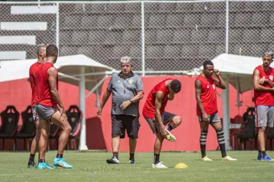 Perto da estreia na Série C, elenco do Vitória foca em aprimorar as finalizações mais uma vez
