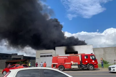 Incêndio atinge fábrica de colchões em Feira de Santana