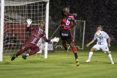 Vitória é pouco criativo, não aproveita vantagem numérica e perde para o Floresta no Barradão