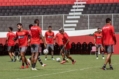 Geninho comanda coletivo e elenco do Vitória segue preparação para duelo contra o Floresta