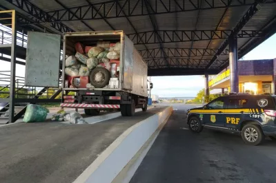 PRF apreende 175.000 maços de cigarro contrabandeados escondidos em caminhão baú na Bahia