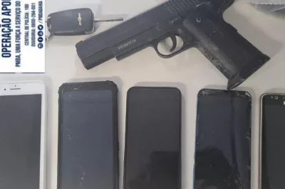 Trio com arma de brinquedo é preso após roubo de celulares