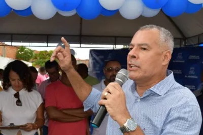 Prefeito Joaquim Neto anuncia convênio de quase 50 milhões de reais durante inauguração da Rua Dias D’Ávila