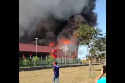 Bombeiros continuam tentando combater incêndio em supermercado de Conquista
