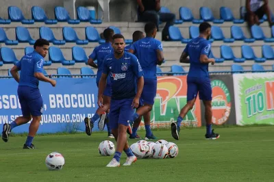 Buscando manter a liderança da Série B, Bahia recebe o Sampaio Corrêa nesta terça-feira