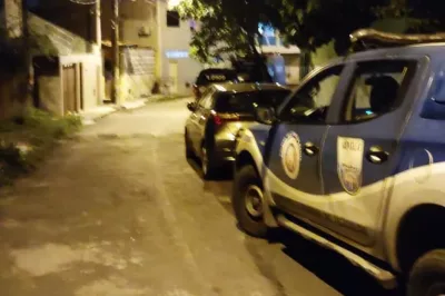 Em fuga, suspeitos invadem residência e fazem moradores reféns em Lauro de Freitas