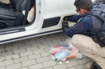 PRF apreende 48 kg de drogas escondidas em compartimento oculto de picape na BR-110