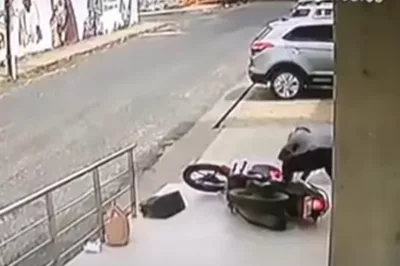Dia da caça: ladrão cai duas vezes da moto após tentativa de roubo contra mulher e precisa empurrar veículo