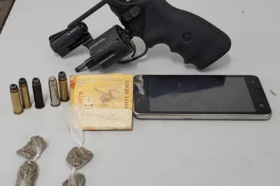 Alagoinhas: Polícia Militar apreende arma de fogo e drogas, e prende homem em flagrante