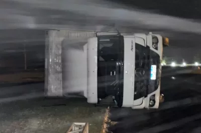 Susto! Caminhão com motorista dentro tomba com ventos de 157 km/h no Sul do país