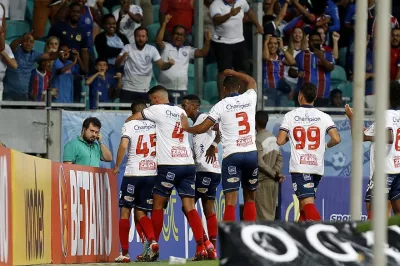 Com dois gols de Davó, Bahia vence Ponte Preta e recupera liderança da Série B