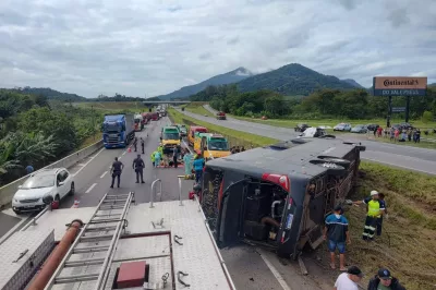 Acidente com ônibus de dupla sertaneja mata cantor Aleksandro
