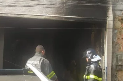 Homem ateia fogo na própria casa e é contido por PMs e Bombeiros
