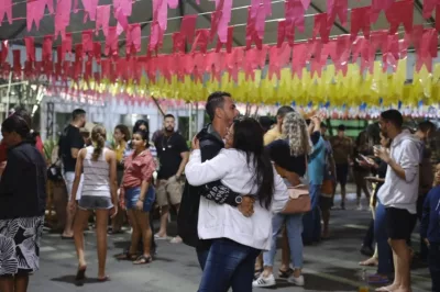 Vila de Santo Antônio D’lagoinha anima o público com licor, comidas típicas e arrasta-pé