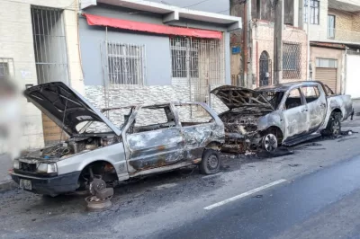 Após discussão e tiroteio, grupo toca fogo em dois carros na Estrada da Rainha, em Salvador