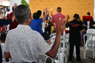 Manhã de sexta-feira é marcada por louvores e orações na Central de Abastecimento