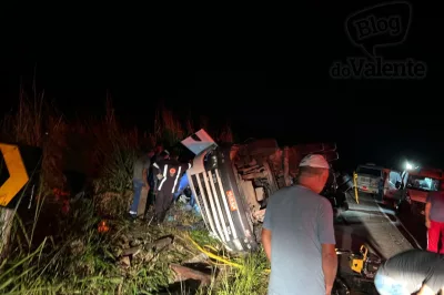 Carreta tomba na na BR-101, próximo a Santo Antônio de Jesus