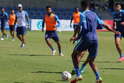 De olho na liderança da Série B, Bahia recebe a Chapecoense nesta terça (14)