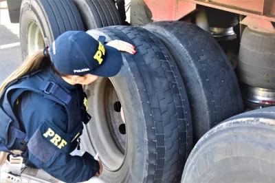 Alagoinhas: PRF flagra condutor realizando transporte irregular de passageiros em compartimento de carga