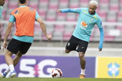 Neymar se machuca durante treino e pode desfalcar seleção nesta quinta
