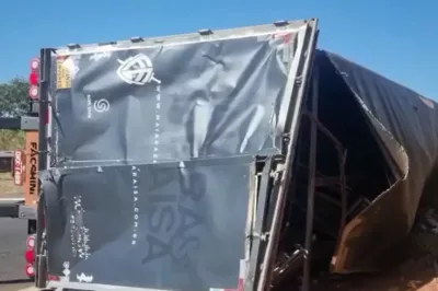 Carreta da dupla Maiara e Maraisa tomba em estrada no interior de São Paulo