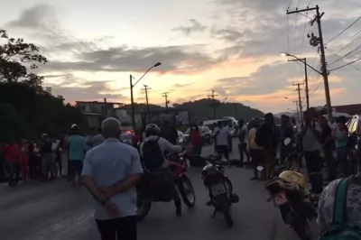 Candeias: Grupo protesta após jovem ser atropelado por ambulância da prefeitura