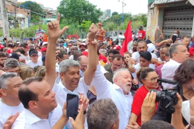 Cercado por militantes, Lula participa de caminhada em comemoração ao 2 de Julho