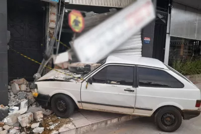 Brumado: Carro desgovernado invade loja de operadora de internet