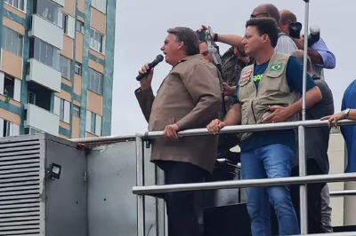 Apoiadores de Bolsonaro realizam “motociata” com o presidente pela orla marítima de Salvador