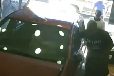 Carro desgovernado invade loja e cliente é atingido, mas escapa apenas com arranhão