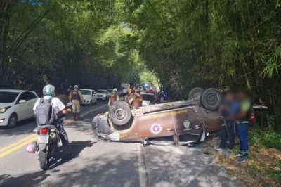 Viatura capota na Estrada do Derba, em Salvador; Três policias ficaram feridos