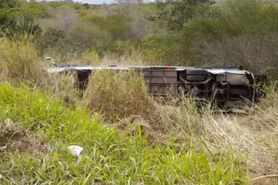 Ônibus de turismo e picape batem de frente e deixam 17 feridos na Bahia
