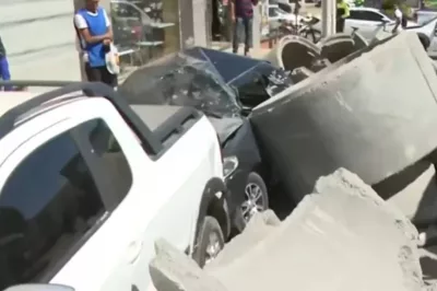 Carga de caminhão se solta e atinge veículos em Barreiras