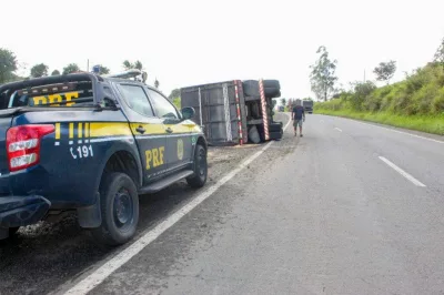Carga se desprende de caminhão e é saqueada por populares na BR-101