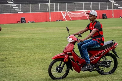 Torcedor agredido por torcedores ganha moto do Vitória