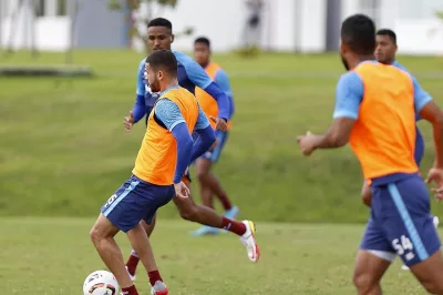 Invicto com Enderson na Série B, Bahia visita o Guarani no Brinco de Ouro