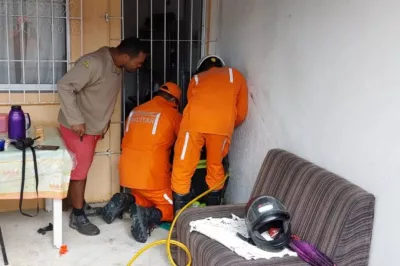 Garoto de 3 anos é resgatado após prender cabeça na grade de casa na Bahia