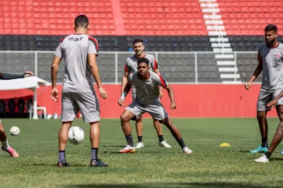 João Burse ajusta a equipe em dia de treino intenso no Vitória