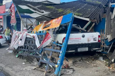 Carro descontrolado sobe calçada, bate em barraca e invade restaurante no Subúrbio de Salvador