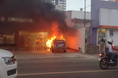 Viatura da Polícia Militar pega fogo em frente à farmácia em bairro de Salvador