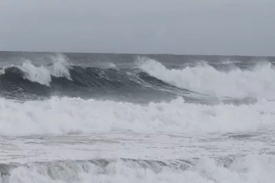 Marinha emite alerta de ressaca com ondas de até 2,5 metros em Salvador