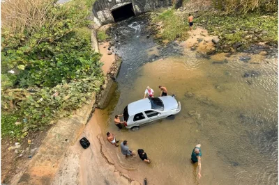 Motorista perde controle de direção e carro cai no Rio Jaguaribe, em Salvador