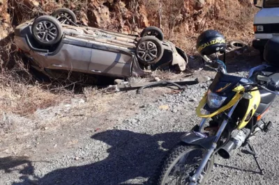 Carro capota e médico sai ileso de acidente na ‘Curva da Morte’