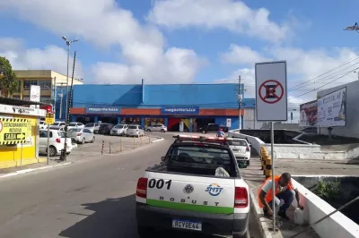 Alagoinhas: SMTT substitui placas de sinalização destruídas por vândalos
