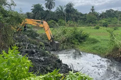 Alagoinhas: Ações de limpeza e desassoremento de rios, canais e lagoas são executadas pela prefeitura