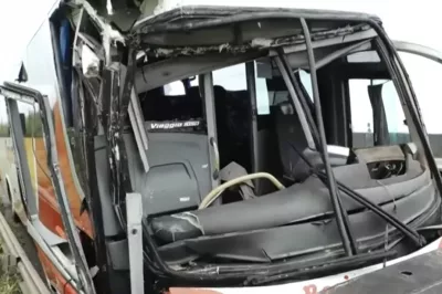 Batida entre ônibus causa congestionamento de 15 quilômetros na BR-324